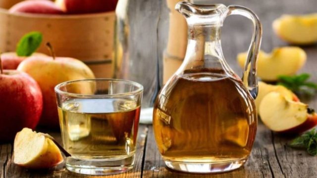Έβαλε ξύδι σε ένα βαζάκι και το άφησε δίπλα από φρούτα που είχαν μυγάκια – Το μοναδικό αποτέλεσμα