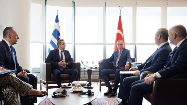 «Ο Μητσοτάκης ήρθε με τα χέρια στις τσέπες»: Πήραν «φωτιά» τα σχόλια στα τουρκικά ΜΜΕ για το τετ α τετ του πρωθυπουργού με τον Ερντογάν (videos)