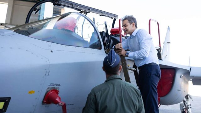 «Πάτησε» Λάρισα ο Κυριάκος Μητσοτάκης: Θα πετάξει πάνω από τις περιοχές που «θέρισε» η κακοκαιρία (video)