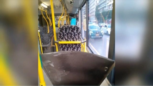 Αδιανόητες καταστάσεις στη Θεσσαλονίκη: Κομμάτι της οροφής λεωφορείου έπεσε στο κεφάλι νεαρής γυναίκας (video)
