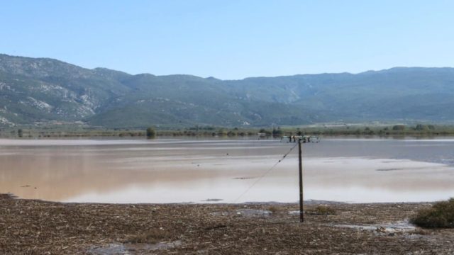 Αγνοείται ψαράς στη λίμνη Κάρλα – Πυροσβέστες στο σημείο