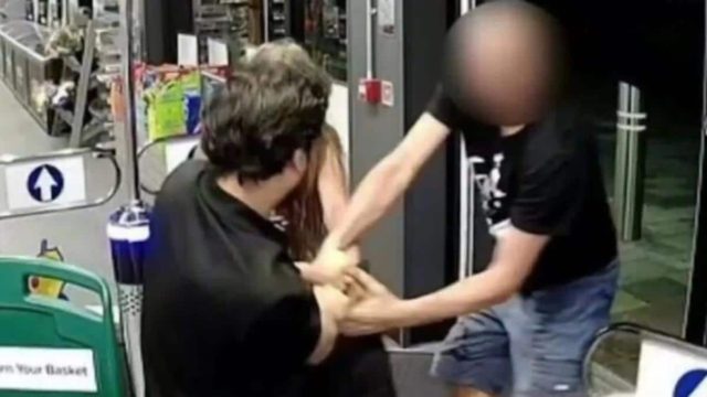 Που καταντήσαμε: Επιτέθηκε με βελóνες σε προσωπικό σούπερ μάρκετ – Βρέθηκαν θετικοί στον HIV