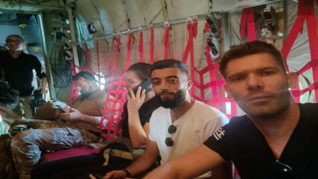 Τραγωδία στη Λιβύη: «Γροθιά στο στομάχι» οι τελευταίες φωτογραφίες της Άντζελας και του Φίλιπ μέσα από το αεροσκάφος της ελληνικής αποστολής