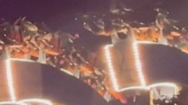Θρίλερ σε λούνα παρκ: Επιβάτες έμειναν κρεμασμένοι ανάποδα για μισή ώρα! (video)