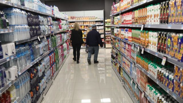 Μια ανάσα από το «φουσκωμένο» Market Pass: Πότε και ποιοι θα γεμίσουν πρώτοι το καλάθι τους (video)