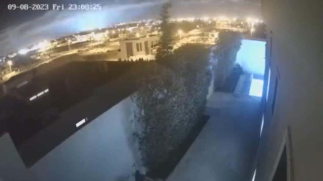 Μυστηριώδεις λάμψεις στον ουρανό πριν από καταστροφικούς σεισμούς – Βίντεο τρόμου από το Μαρόκο
