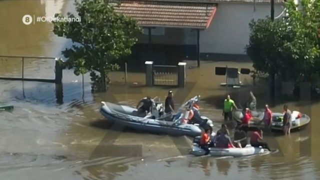 Ανατριχιαστική και θλιβερή μαρτυρία κατοίκου στον Παλαμά Καρδίτσας: «Μια γιαγιά επιπλέει στο νερό στην κουζίνα, είναι πνιγμένη» (video)