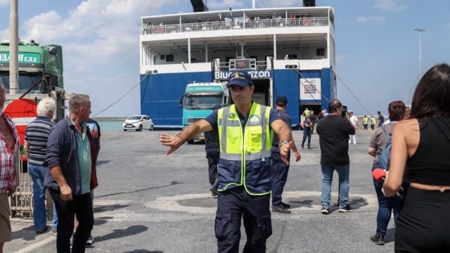 Πειραιάς: Πώς η μητέρα με τα δύο της παιδιά «εγκλωβίστηκε» στο λιμάνι και δεν την άφησαν να γυρίσει στην Κρήτη (video)