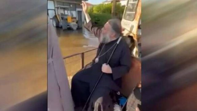 Τρίκαλα: Ο Μητροπολίτης Τρίκκης Χρυσόστομος ευλόγησε τους πλημμυροπαθείς από την καρότσα τρακτέρ