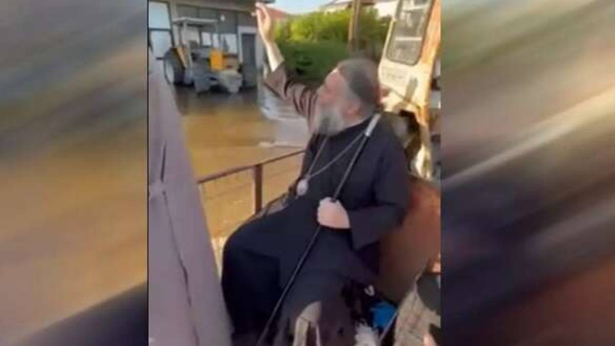 Τρίκαλα: Ο Μητροπολίτης Τρίκκης Χρυσόστομος ευλόγησε τους πλημμυροπαθείς από την καρότσα τρακτέρ