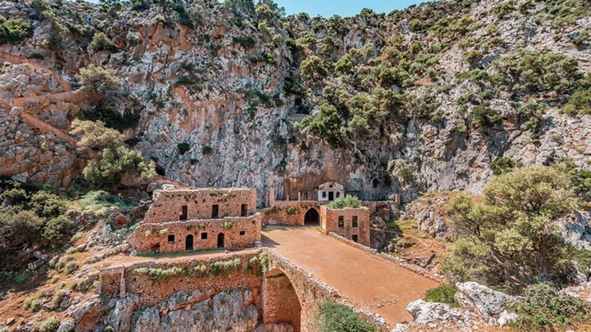 Μονή Αγίου Ιωάννη Ερημίτη: Το μοναστήρι που μοιάζει να αναδύεται από το χείλος του γκρεμού