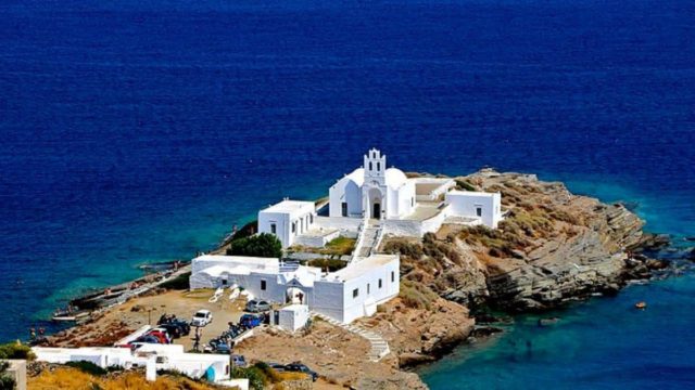 Μονή Χρυσοπηγής: Το μοναστήρι στη Σίφνο που μοιάζει να αναδύεται από τη θάλασσα