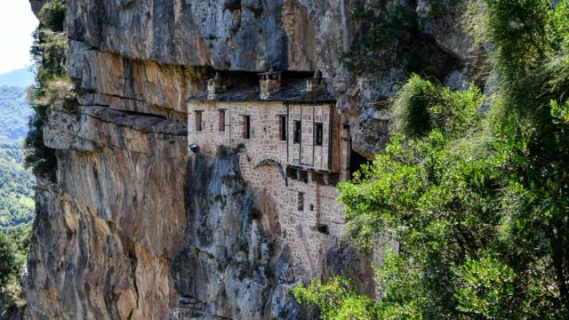 Μονή Κηπίνας: Tο απόκοσμο μοναστήρι μέσα στο βράχο που προκαλεί δέος – H αινιγματική «Σουμελά της Ηπείρου»