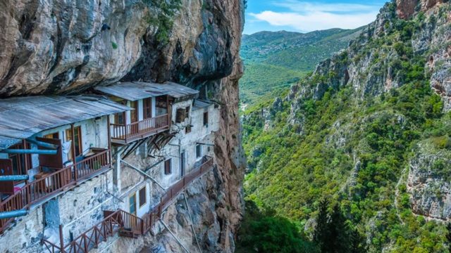 Μονή Τιμίου Προδρόμου: Το απόκοσμο μοναστήρι στην Αρκαδία με την επιβλητική όψη