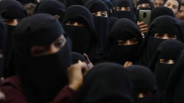 Επίσημο «όχι» της Γαλλίας στη μουσουλμανική αμπάγια: Έδιωξαν δεκάδες μαθήτριες που πήγαν στο σχολείο φορώντας το θρησκευικό ένδυμα (video)