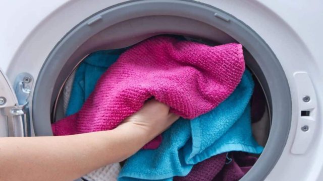 Μούχλα μετά το πλυντήριο: 6+1 tips για να μυρίζουν φρεσκάδα και καθαριότητα τα ρούχα