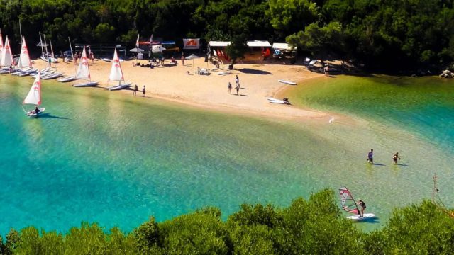Μπέλα Βράκα: Η εξωτική παραλία με το περίεργο όνομα και το νησάκι που πας με τα πόδια
