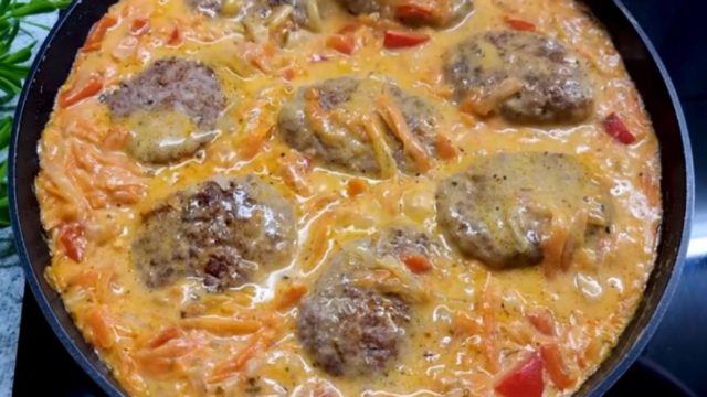 Μπιφτέκια «λουσμένα» με κόκκινη σάλτσα και λαχανικά – Το μυστικό της επιτυχίας κρύβεται σε 1 υλικό!