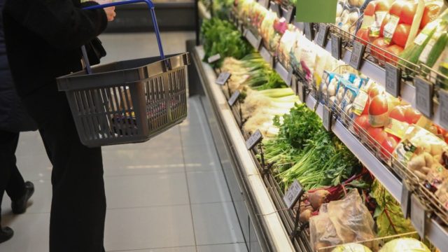 «Δίχτυ προστασίας» με νέα μέτρα για την ακρίβεια: Έρχονται app και ταμπελάκια για χαμηλότερες τιμές – Τι ισχύει για τα πρόστιμα (video)