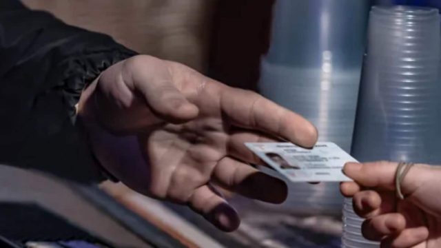 Στο Συμβούλιο της Επικρατείας οι φωτογράφοι για τις νέες ταυτότητες: «Σε έναν χρόνο δε θα υπάρχουν φωτογραφεία – Η αστυνομία μας παίρνει το καθημερινό μεροκάματο» (video)