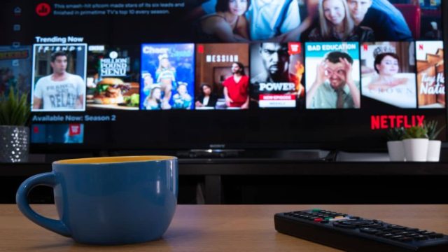 To Netflix αναζητά υπάλληλο στην Ελλάδα: Ποιος ο μισθός, τα μπόνους και τα ταξίδια