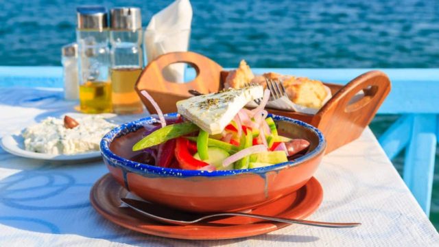 Φαγητό που σου μένει χαραγμένο: Με 250 ευρώ περνάς 4 υπέροχες μέρες στο πιο όμορφο, κοσμοπολίτικο και φτηνό ελληνικό νησί