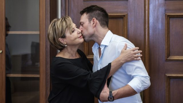 Με τα «νερά» του Κασσελάκη η Όλγα Γεροβασίλη: «150.000 άνθρωποι έδωσαν εντολή – Μερικές φορές τα “διαζύγια” δεν είναι κακά» (video)
