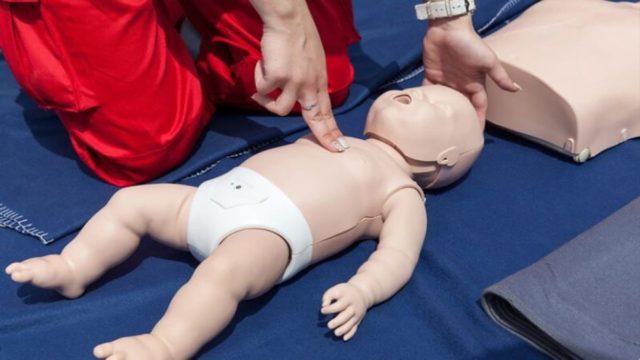 Όσα πρέπει να κάνουμε αν ένα παιδί πνίγεται από τροφή – Οι πρώτες βοήθειες που σώζουν ζωές (video)