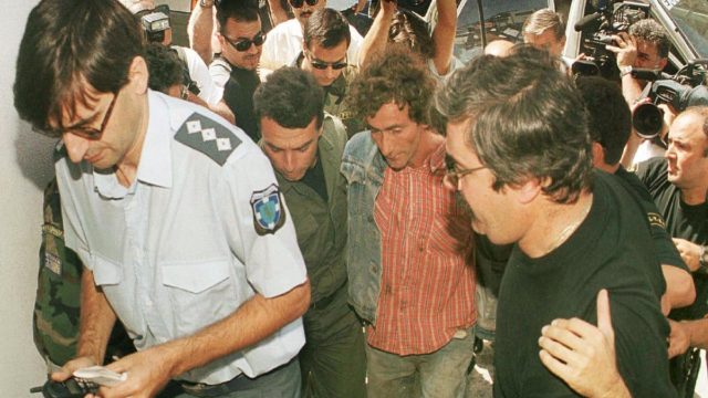 Η τριπλή παιδοκτονία που σόκαρε την Ελλάδα το 1999 – Όταν ο Γιώργος Μεταξάκης έπνιξε τα αγγελούδια του πετώντας τα στο ποτάμι (video)
