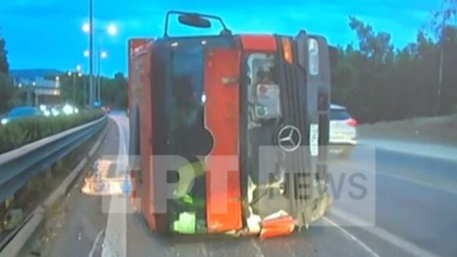 Χάος στην Περιφερειακή Θεσσαλονίκης: Νταλίκα ντελαπάρισε πριν το τούνελ (video)