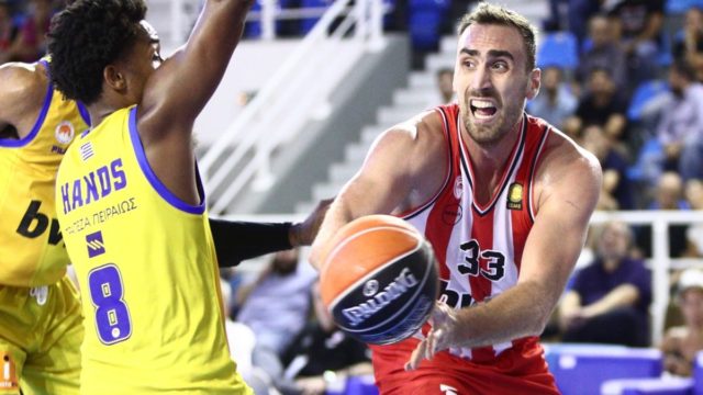 Super Cup Μπάσκετ: Άνετη πρόκριση για τον Ολυμπιακό στον τελικό – Κυρίαρχος Μιλουτίνοβ και εντυπωσιακός Γκος (video)