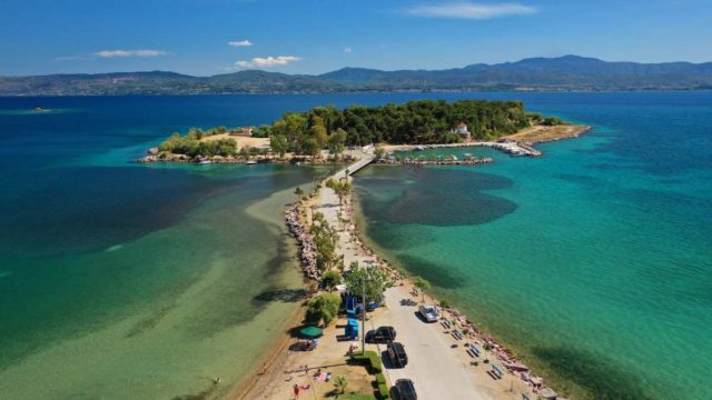 Ξεχάστε την Αίγινα: Αυτό το νησάκι βρίσκεται 2 ώρες μακριά από την Αθήνα και πας με τα πόδια