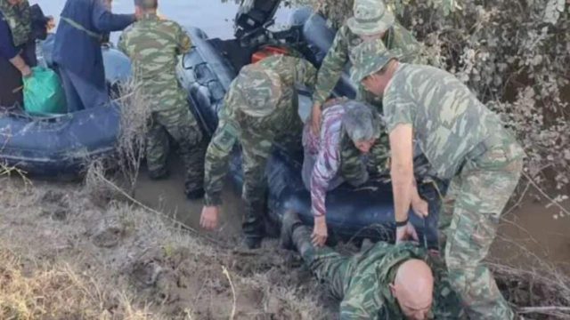 Λεβέντης: Ποιος είναι ο πεζοναύτης που ξάπλωσε στις λάσπες για να περάσουν πάνω του ηλικιωμένοι πλημμυροπαθείς