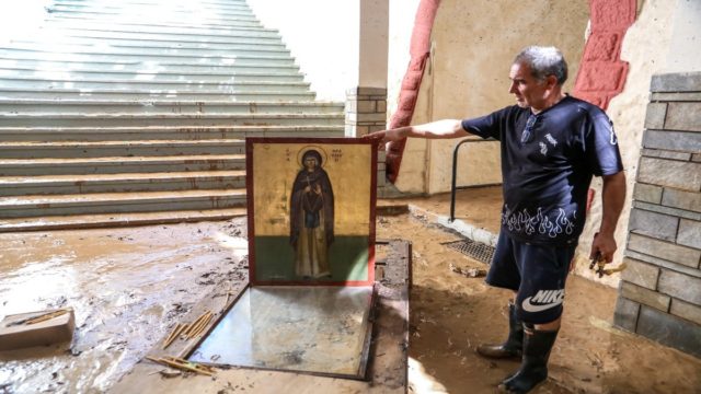 Η Φωτογραφία της Ημέρας: Το εκκλησάκι της Αγίας Παρασκευής στα Τέμπη «πνιγμένο» στη λάσπη