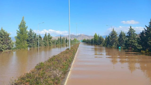 Αδιανόητες εικόνες: Αδιάβατη λίμνη για χιλιόμετρα η Eθνική Oδός μετά τα Τέμπη – Κομμένη στα δύο η χώρα (video)