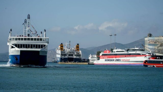 Μητέρα με τα δύο της παιδιά «έφαγε πόρτα» από πλοίο γιατί δεν είχε πιστοποιητικά ότι ήταν δικά της