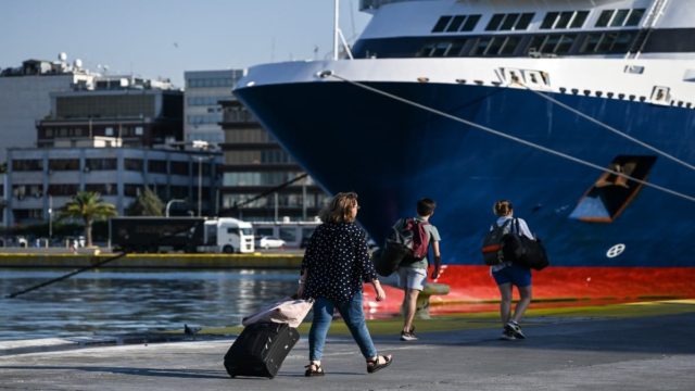 «Θρίλερ» στον Πειραιά: Δύο μέλη του πληρώματος πλοίου έπεσαν στη θάλασσα – Μεταφέρθηκαν εσπευσμένα στο νοσοκομείο