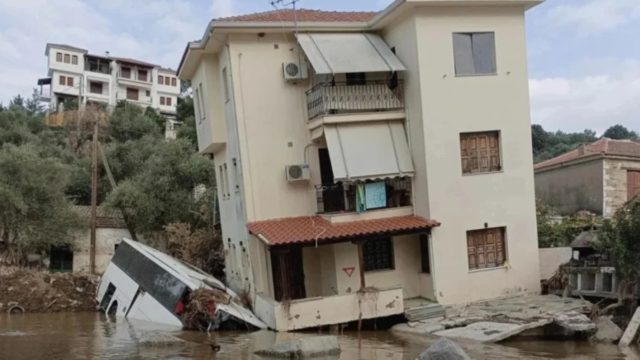 Κλασική Ελλαδίτσα: Έχουν αφήσει 21 μέρες λεωφορείο να στηρίζει τριώροφη πολυκατοικία στο Πήλιο