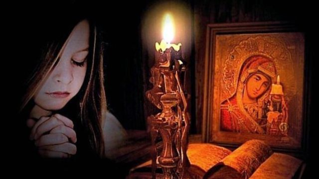 Τη νύχτα γίνονται θαύματα: Να λες αυτή την προσευχή κάθε βράδυ πριν κοιμηθείς και η Παναγία θα σε ακούσει!
