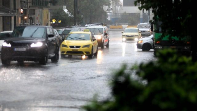 Το πρόστιμο 200 ευρώ που μπορεί να «φάτε» στη βροχή – Ποιο λάθος πρέπει να αποφύγετε