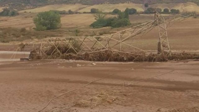 Δεν έχει μείνει τίποτα όρθιο στη Θεσσαλία: Πτώση δύο πυλώνων ρεύματος εξαιτίας της διάβρωσης του εδάφους