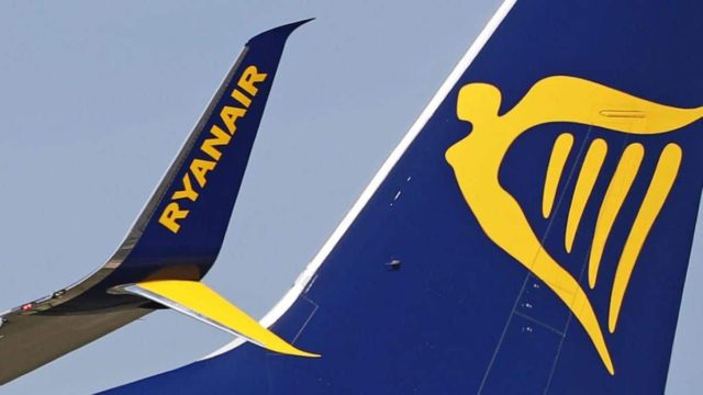 Σάλος με την Ryanair: Καταγγελία βόμβα! Δεν άφησε επιβάτη ΑΜΕΑ να επιβιβαστεί εξαιτίας του… αμαξιδίου του!