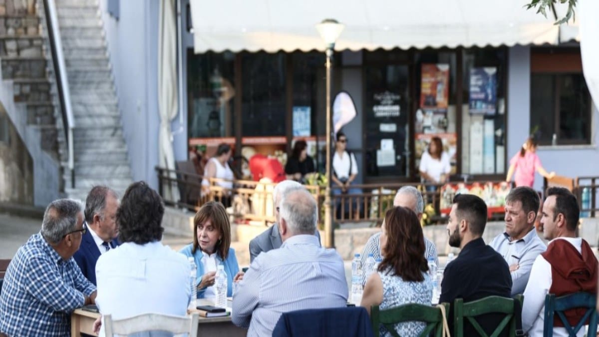 Σακελλαροπούλου από Έβρο: «Στις δυσκολίες πρέπει να παραμένουμε μαζί» – Φύτεψε συμβολικά μια μουριά