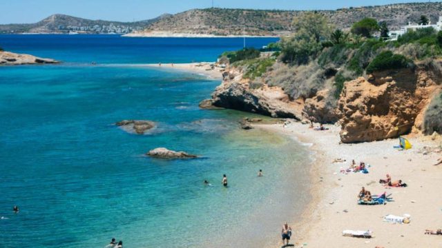 Βουτιές το Σεπτέμβρη: 3 παραλίες της Αττικής για εκείνους που δε θέλουν να τελειώσει το καλοκαίρι