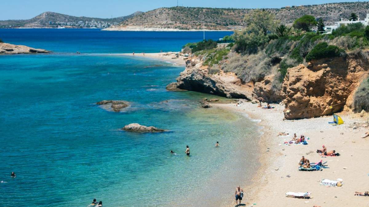 Βουτιές το Σεπτέμβρη: 3 παραλίες της Αττικής για εκείνους που δε θέλουν να τελειώσει το καλοκαίρι
