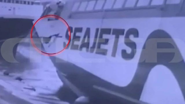 «Θρίλερ» στον Πειραιά: Βίντεο ντοκουμέντο από τη στιγμή που οι δύο ναυτικοί πέφτουν στη θάλασσα ενώ κάνουν εργασίες στο Speedrunner Jet