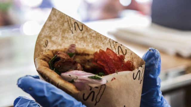 Πρώην φθηνό εθνικό έδεσμα το σουβλάκι: Με το «κυάλι» το βρίσκεις πλέον κάτω από 4 ευρώ στα νησιά (video)