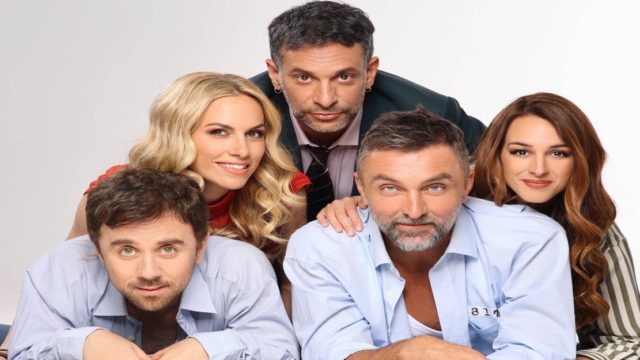 Στα Σύρματα: Πρεμιέρα απόψε για τη νέα κωμωδία της ΕΡΤ