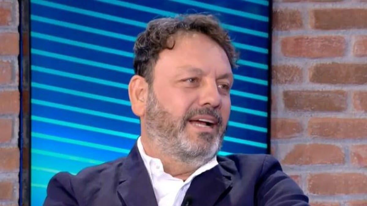 Σοκάρει ο Στάθης Αγγελόπουλος: «Πάνω που πιστεύαμε ότι είναι δυνατή η καρδιά του, έπαθε εσωτερική αιμορραγία και “έφυγε”» – Η σπαρακτική εξιστόρηση για τον θάνατο του πατέρα του