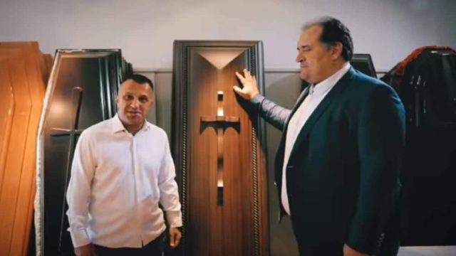 «Σταυρός στον Μητράκα»: Το spot υποψήφιου περιφερειακού συμβούλου σε γραφείο τελετών που έγινε viral (video)